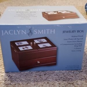 Wooden jewelry box